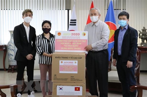 Trao tặng 25.000 khẩu trang cho cộng đồng người Việt Nam tại Hàn Quốc - ảnh 1