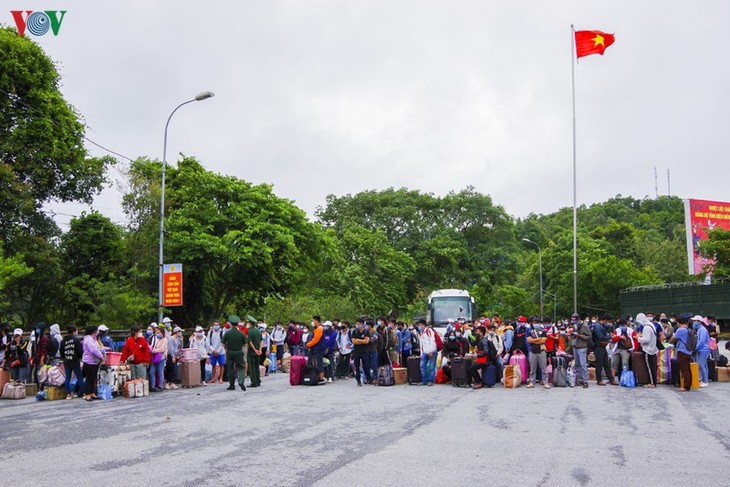 Điện Biên: Làm thủ tục nhập cảnh cho du học sinh Lào vào Việt Nam qua cửa khẩu quốc tế Tây Trang - ảnh 1