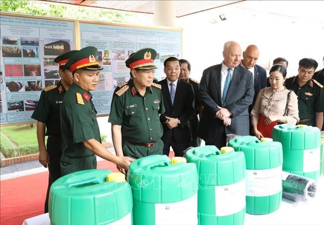 Bộ trưởng Bộ Quốc phòng thăm, làm việc với Trung tâm Nhiệt đới Việt - Nga - ảnh 1