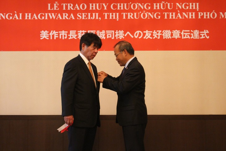 Việt Nam trao Huy chương hữu nghị cho Thị trưởng Mimasaka, Nhật Bản - ảnh 1