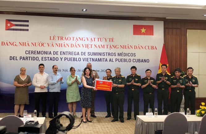 Lễ trao tặng vật tư y tế của Đảng, Nhà nước, Bộ Quốc phòng và nhân dân Việt Nam trao tặng nhân dân Cuba - ảnh 1