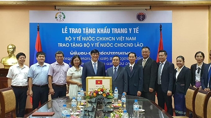 Bộ Y tế Việt Nam tặng Bộ Y tế Lào 200.000 khẩu trang y tế  - ảnh 1