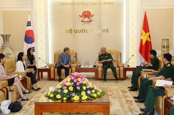 Thượng tướng Nguyễn Chí Vịnh tiếp Giám đốc Cơ quan Hợp tác quốc tế Hàn Quốc tại Việt Nam - ảnh 1