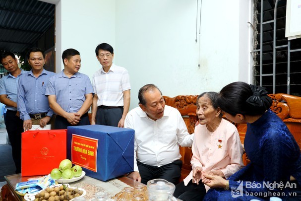 Phó Thủ tướng Chính phủ Trương Hòa Bình thăm, tặng quà các gia đình chính sách tại Nghệ An  - ảnh 1