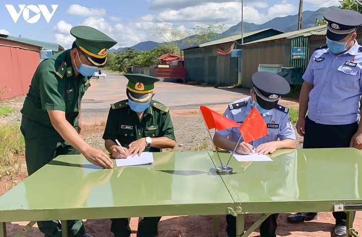 Tăng cường hợp tác giữa Đồn Biên phòng A Pa Chải, Việt Nam và Phân trạm Xuất nhập cảnh Long Phú, Trung Quốc - ảnh 1