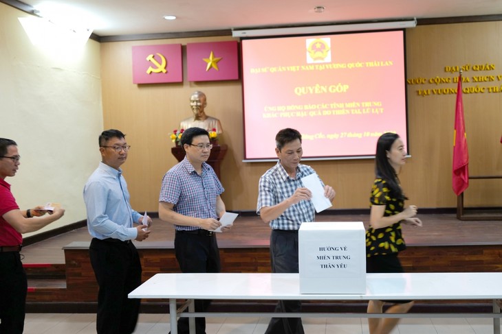 ĐSQ Việt Nam tại Thái Lan tổ chức quyên góp ủng hộ đồng bào miền Trung - ảnh 1