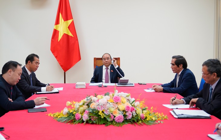 Thủ tướng Nguyễn Xuân Phúc điện đàm với Thủ tướng Lào - ảnh 1