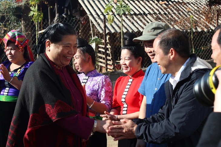 Phó Chủ tịch Quốc hội thăm, tặng quà người dân bản Phứa Cón, tỉnh Sơn La - ảnh 1