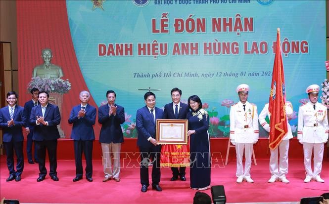 Trường Đại học Y Thành phố Hồ Chí Minh nhận danh hiệu Anh hùng lao động thời kỳ đổi mới - ảnh 1