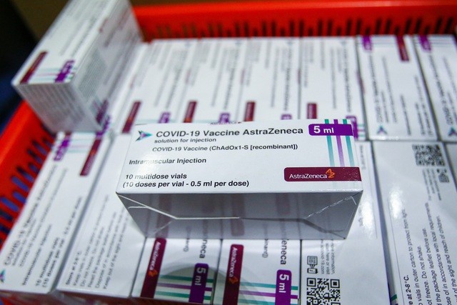 Ngày 16/5, thêm gần 1,7 triệu liều vaccine phòng COVID-19 về tới Việt Nam - ảnh 1