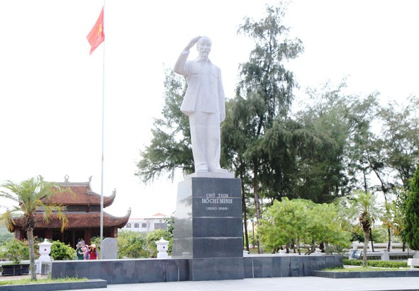 Tượng đài Chủ tịch Hồ Chí Minh giữa biển trời Đông Bắc - ảnh 2