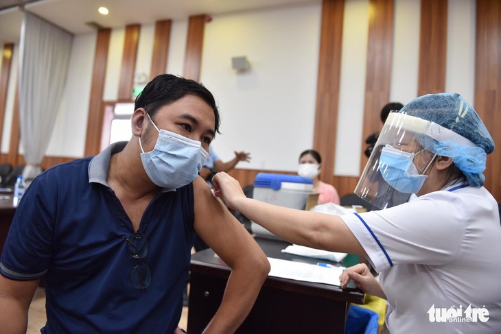 Hàng ngàn công nhân TP.HCM được tiêm vaccine COVID-19 trong ngày chủ nhật - ảnh 1