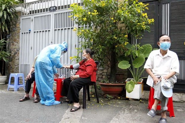 Thành phố Hồ Chí Minh xác định lộ trình tiêm vaccine phòng COVID-19 cho người từ 18 tuổi trở lên - ảnh 1