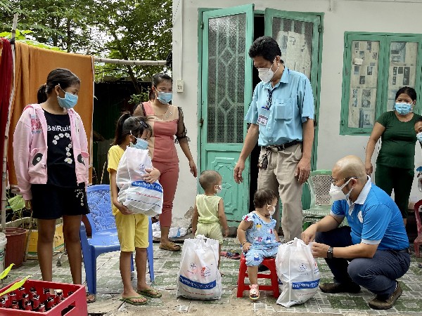 Trao 5.000 phần quà trung thu cho trẻ em bị ảnh hưởng COVID-19 tại Thành phố Hồ Chí Minh - ảnh 1