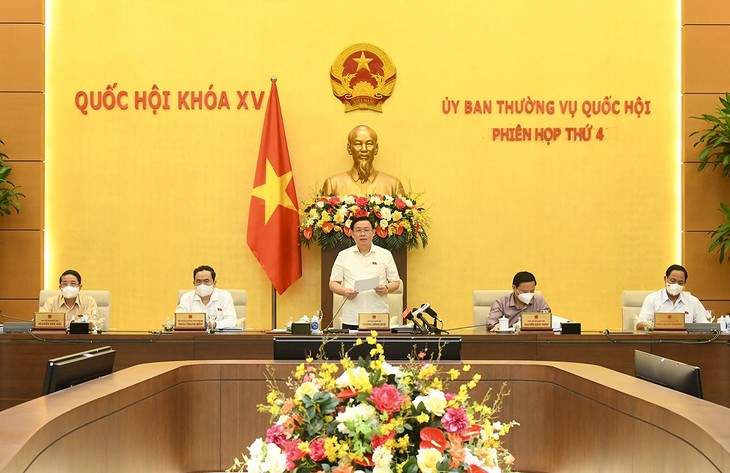 Quốc hội khóa XV: Quốc hội khóa XV đã hoàn thành thành công các nhiệm vụ lớn, đưa đất nước vào một giai đoạn phát triển mới. Việt Nam đã ngày càng khẳng định vai trò và vị trí quan trọng của mình trên trường quốc tế. Hình ảnh Quốc hội khóa XV là đại diện cho sự tiến bộ và phát triển của đất nước, chứng tỏ sự quyết tâm và nỗ lực của mỗi công dân Việt Nam.