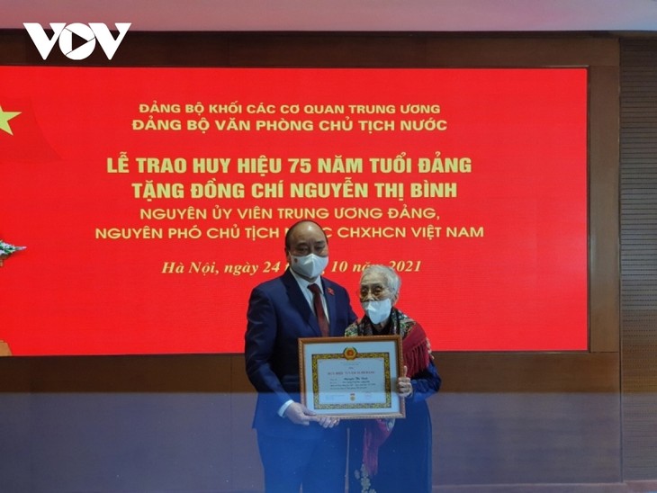 Chủ tịch nước trao Huy hiệu 75 năm tuổi Đảng cho nguyên Phó Chủ tịch nước Nguyễn Thị Bình - ảnh 1