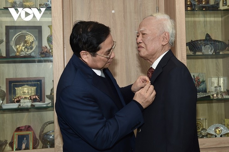 Thủ tướng Phạm Minh Chính trao Huy hiệu 60 năm tuổi Đảng tặng nguyên Phó Thủ tướng Vũ Khoan - ảnh 1