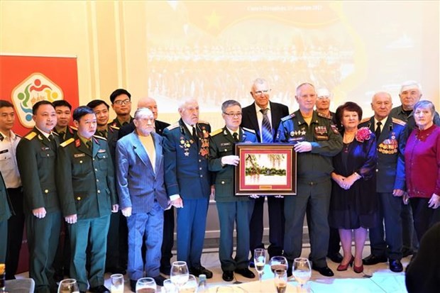 Cộng đồng người Việt ở St. Petersburg tri ân cựu chuyên gia quân sự Nga  - ảnh 1