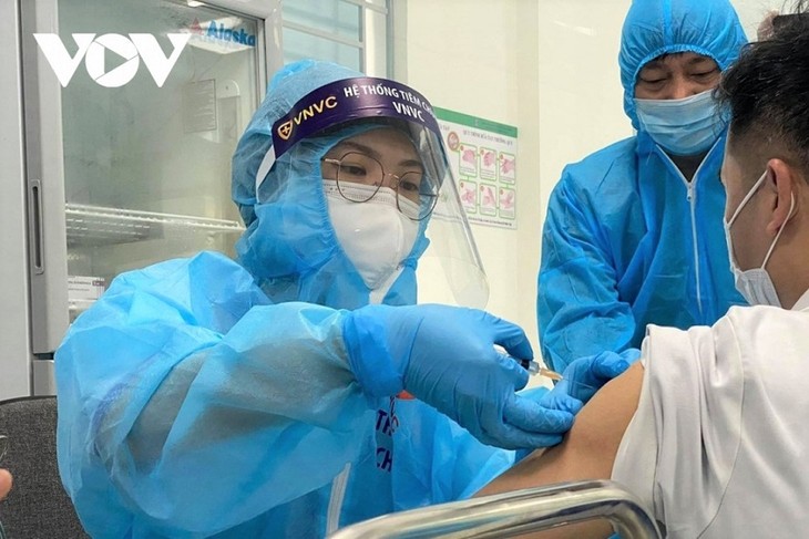 Việt Nam tiêm chạm mốc 192 triệu liều vaccine phòng COVID-19 - ảnh 1