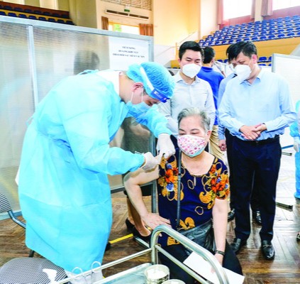 Thành quả 1 năm tiêm chủng vaccine phòng COVID-19 của Việt Nam - ảnh 1