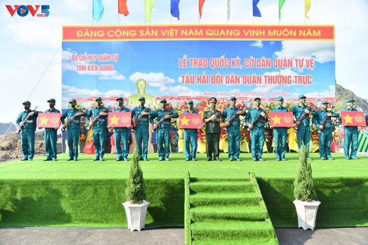 Tỉnh Kiên Giang trao Quốc kỳ, cờ dân quân tự vệ cho tàu Hải đội dân quân thường trực - ảnh 1