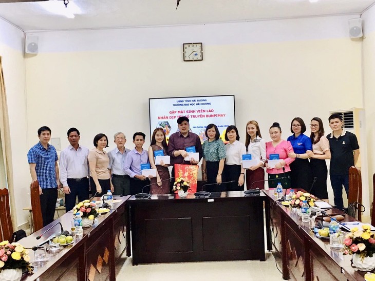 Đại học Hải Dương gặp mặt, tặng quà sinh viên Lào nhân dịp Bunbimay - ảnh 2