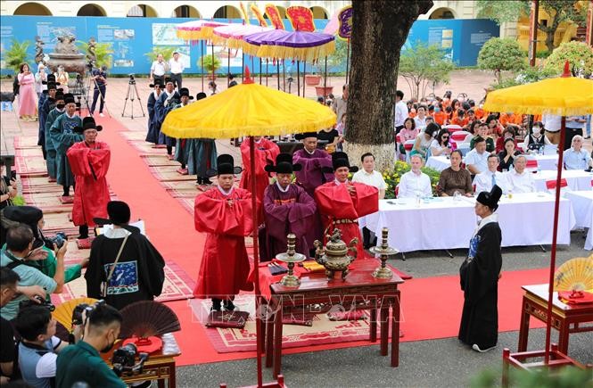 Tái hiện nghi lễ ban quạt dịp Tết Đoan Ngọ tại Hoàng thành Thăng Long - ảnh 1