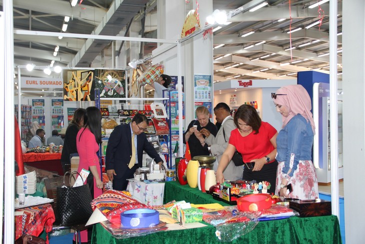 Khai trương khu gian hàng Việt Nam tại Hội chợ quốc tế Algiers - ảnh 1