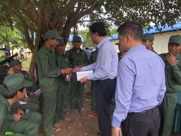 Thứ trưởng Phạm Quang Hiệu thăm hỏi, gặp gỡ cộng đồng người gốc Việt tại Campuchia - ảnh 1