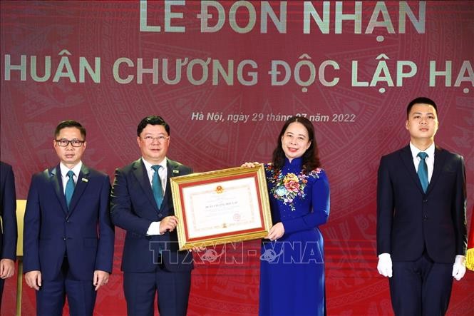 Phó Chủ tịch nước Võ Thị Ánh Xuân trao Huân chương Độc lập hạng Ba cho BIDV - Chi nhánh Sở giao dịch 1 - ảnh 1