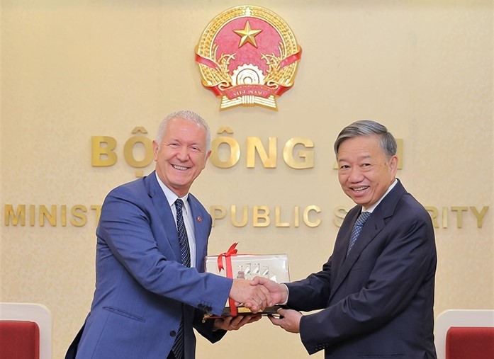 Bộ trưởng Bộ Công an Tô Lâm tiếp Đại sứ Thụy Sỹ tại Việt Nam - ảnh 1