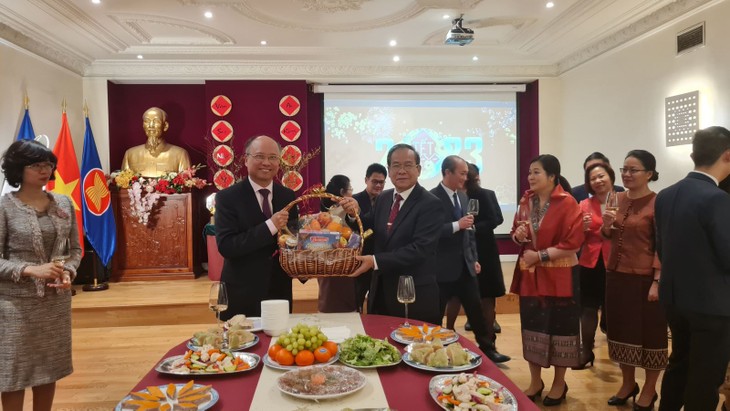 Đại sứ quán Lào tại Pháp chúc mừng Tết cổ truyền Việt Nam - ảnh 1