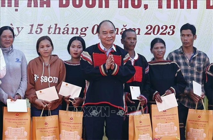 Chủ tịch nước Nguyễn Xuân Phúc thăm, tặng quà các hoàn cảnh khó khăn ở tỉnh Đắc Lắk - ảnh 1