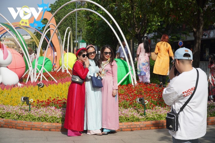 Đường hoa Nguyễn Huệ ở Thành phố Hồ Chí Minh thu hút đông đảo du khách - ảnh 1