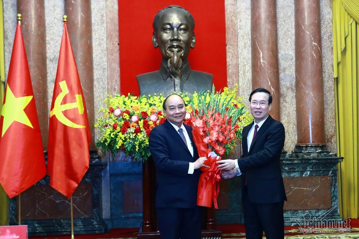 Nguyên Chủ tịch nước Nguyễn Xuân Phúc bàn giao công tác Chủ tịch nước - ảnh 1
