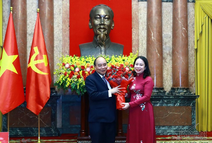 Nguyên Chủ tịch nước Nguyễn Xuân Phúc bàn giao công tác Chủ tịch nước - ảnh 2