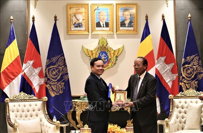 Phó Thủ tướng Trần Lưu Quang chào Phó Thủ tướng, Bộ trưởng Quốc phòng Campuchia Samdech Tea Banh - ảnh 1