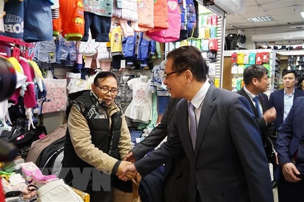   Đại sứ Việt Nam tại LB Nga thăm hỏi người Việt kinh doanh ở chợ Teply Stan - ảnh 1