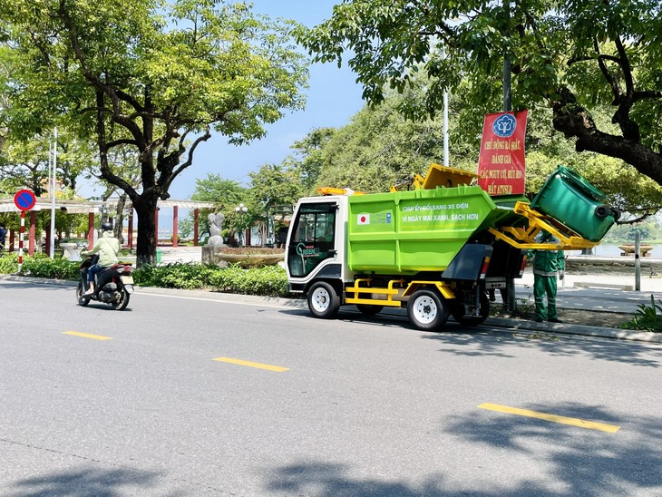 Thí điểm xe tải điện thu gom rác thải ở thành phố Huế - ảnh 1