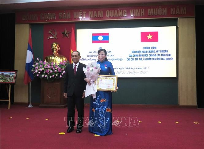 Trao tặng Huân, Huy chương của Nhà nước Lào cho các tập thể, cá nhân tỉnh Thái Nguyên - ảnh 1