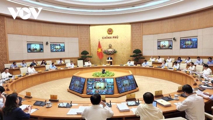 Thủ tướng Phạm Minh Chính: Ưu tiên tập trung tháo gỡ khó khăn cho sản xuất kinh doanh, đảm bảo tăng trưởng khoảng 6,5% - ảnh 2