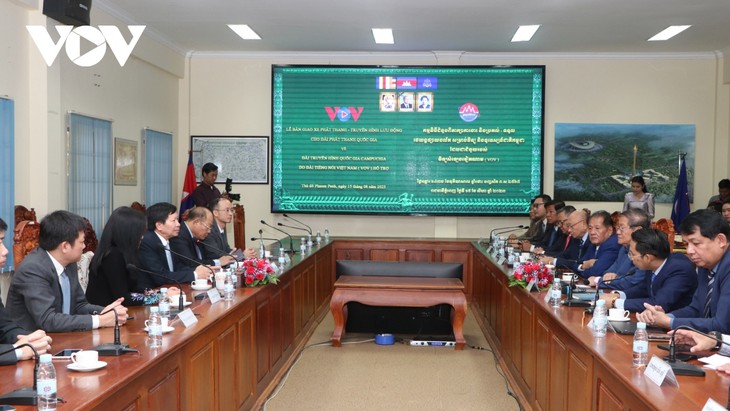Bộ Thông tin Campuchia tiếp nhận xe phát thanh, truyền hình lưu động do VOV hỗ trợ - ảnh 1