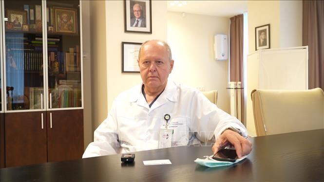 Bác sĩ công huân LB Nga muốn tăng cường hợp tác chữa trị ung thư với Việt Nam - ảnh 1