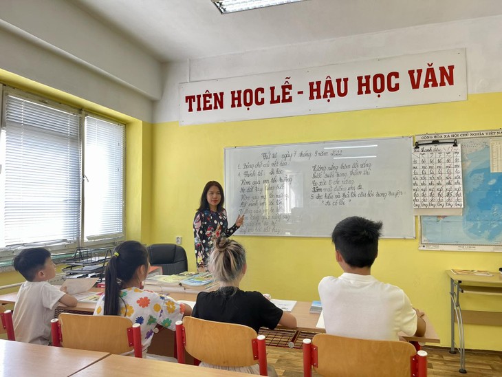Gìn giữ bản sắc dân tộc qua hoạt động dạy và học tiếng Việt cho kiều bào - ảnh 1