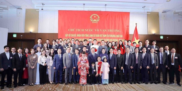 Chủ tịch nước gặp gỡ cán bộ Tổng Lãnh sự quán Việt Nam tại Fukuoka và người Việt Nam tại khu vực Kyushu, Nhật Bản - ảnh 2