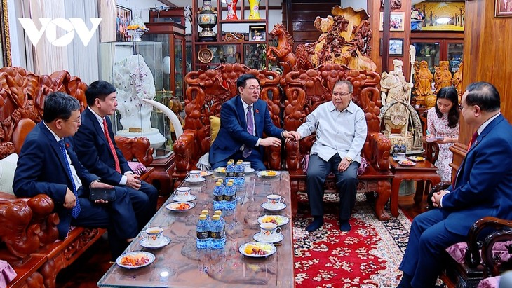 Chủ tịch Quốc hội Vương Đình Huệ thăm các vị nguyên lãnh đạo cấp cao của Lào - ảnh 2