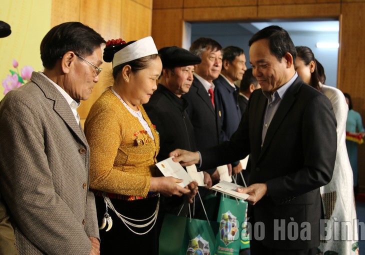 Phó Thủ tướng Trần Lưu Quang trao quà Tết tại tỉnh Hòa Bình   - ảnh 1