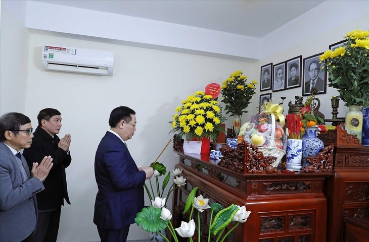 Chủ tịch Quốc hội Vương Đình Huệ thăm chúc Tết gia đình các cố lãnh đạo Quốc hội - ảnh 1