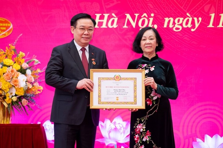 Chủ tịch Quốc hội Vương Đình Huệ nhận Huy hiệu 40 năm tuổi Đảng - ảnh 1