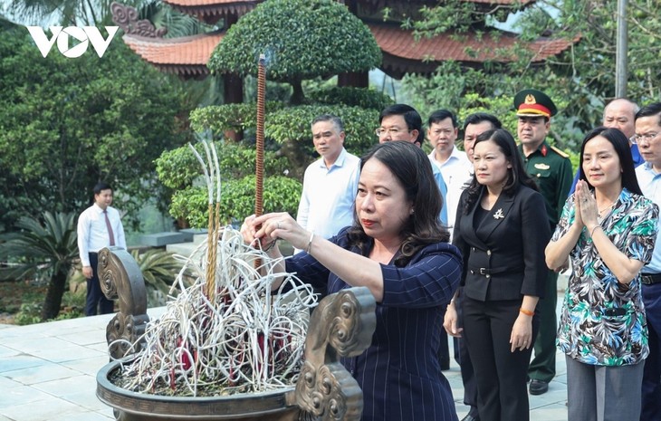 Quyền Chủ tịch nước Võ Thị Ánh Xuân dâng hương tưởng niệm Chủ tịch Hồ Chí Minh tại ATK Định Hóa - ảnh 1